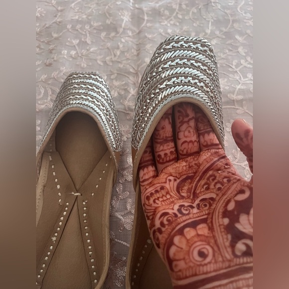 Hand embroidered silver flats Punjabi Jutti- Size 7.5 - Picture 5 of 13